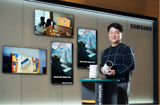 ▲ Jungrae Kim, de Pantallas Visuales de Samsung Electronics, muestra The Freestyle, una nueva pantalla portátil presentada en CES.
