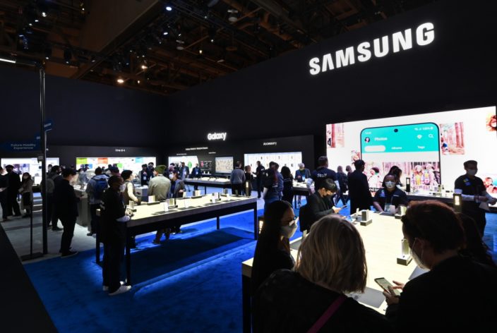 Los visitantes del stand de Samsung echan un vistazo más de cerca de las últimas innovaciones móviles de la compañía.