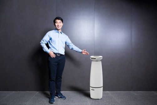 Junghoe Kim del Robot Center de Samsung Research junto al robot interactivo Samsung Bot i