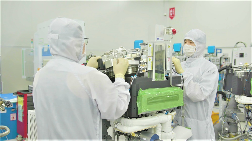 반도체 장비 기업 ‘원익IPS’ 직원들이 반도체 생산설비를 점검하고 있다.