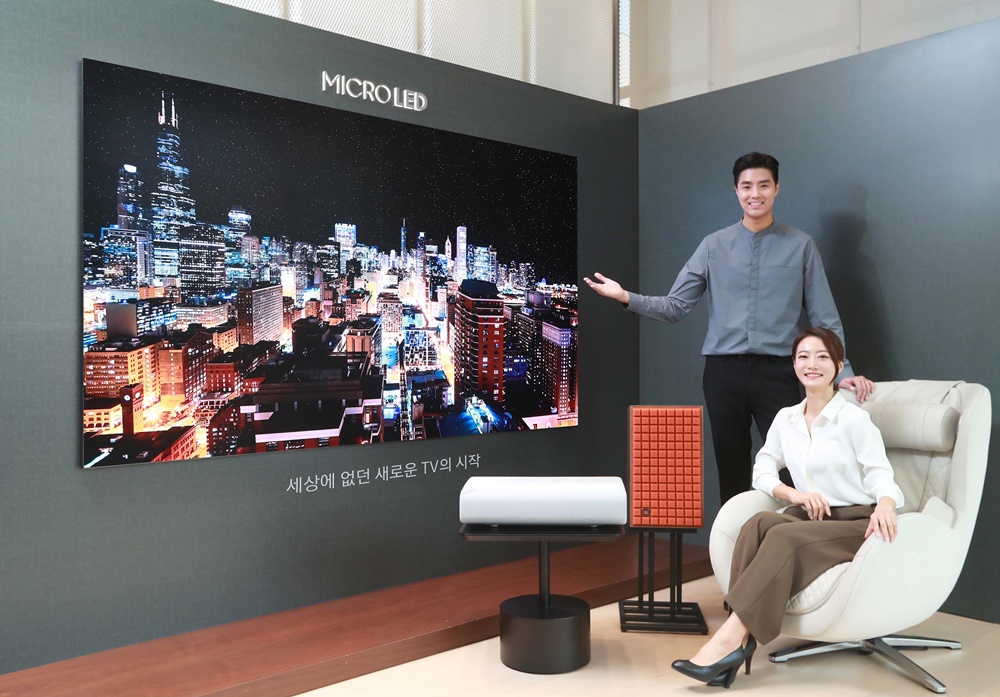 삼성전자 모델이 서울 논현동 디지털프라자 강남본점에서 마이크로 LED TV와 사전 예약 혜택을 소개하고 있다.