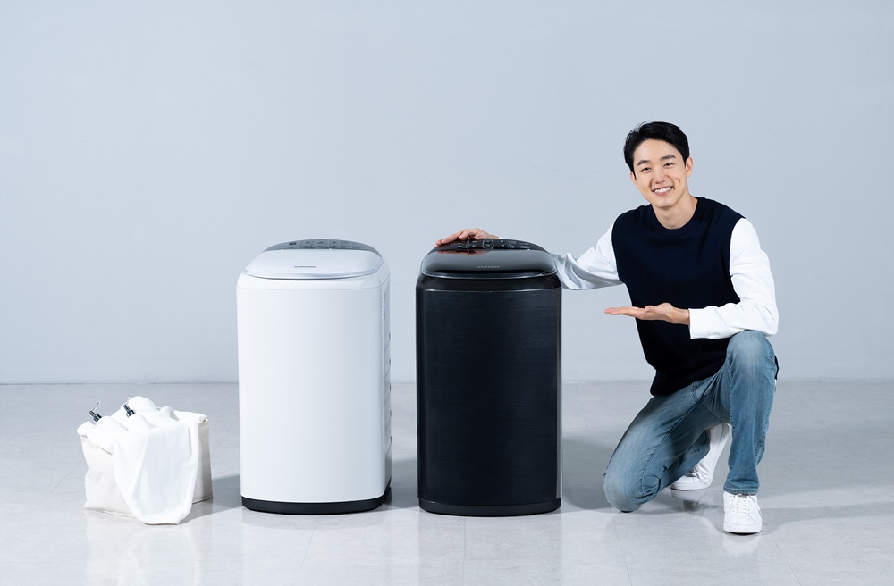 삼성전자 모델이 수원 삼성 디지털시티에서 소형 세탁기 신제품을 소개하고 있다.
