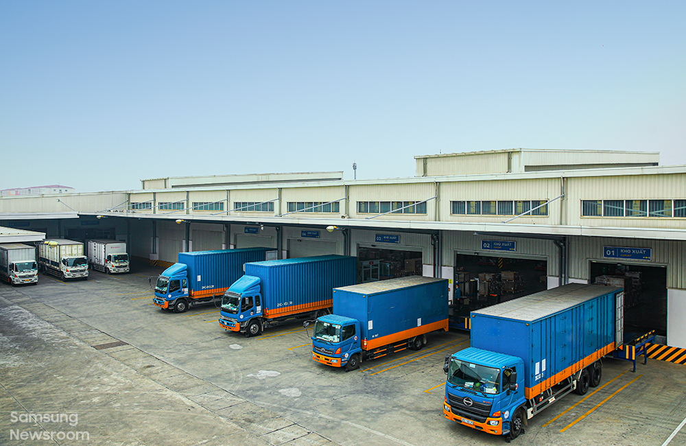 삼성전자 협력사 물류센터의 임직원들이 전 세계 매장과 고객에게 갤럭시 S21 시리즈를 배송하기 위해 준비하고 있다. 