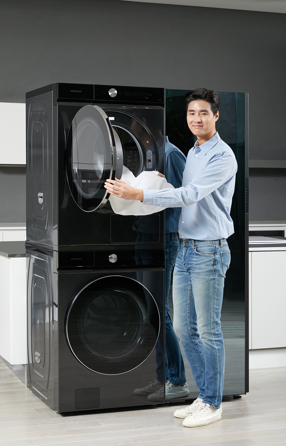 삼성전자 모델이 수원 삼성디지털시티에서 '뉴 그랑데 AI' 세탁기·건조기 신제품과 비스포크 에어드레서를 소개하고 있다.