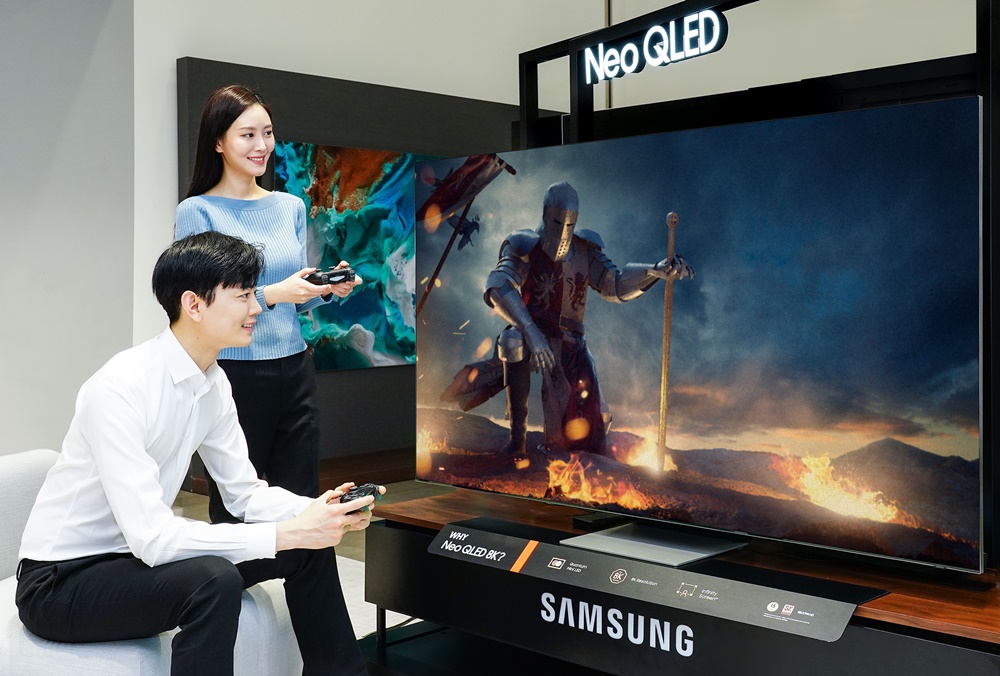 삼성전자 모델이 삼성전자 수원사업장에서 Neo QLED TV의 게이밍 기능을 소개하고 있다.