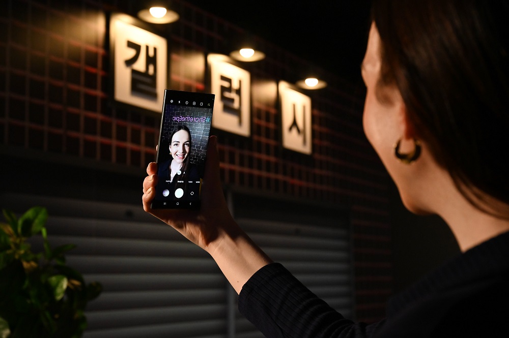 ▲ Con Galaxy S23 Ultra, los visitantes pueden experimentar la función Nightography mejorada mientras se toman selfies en la zona de experiencia Capture the Epic.