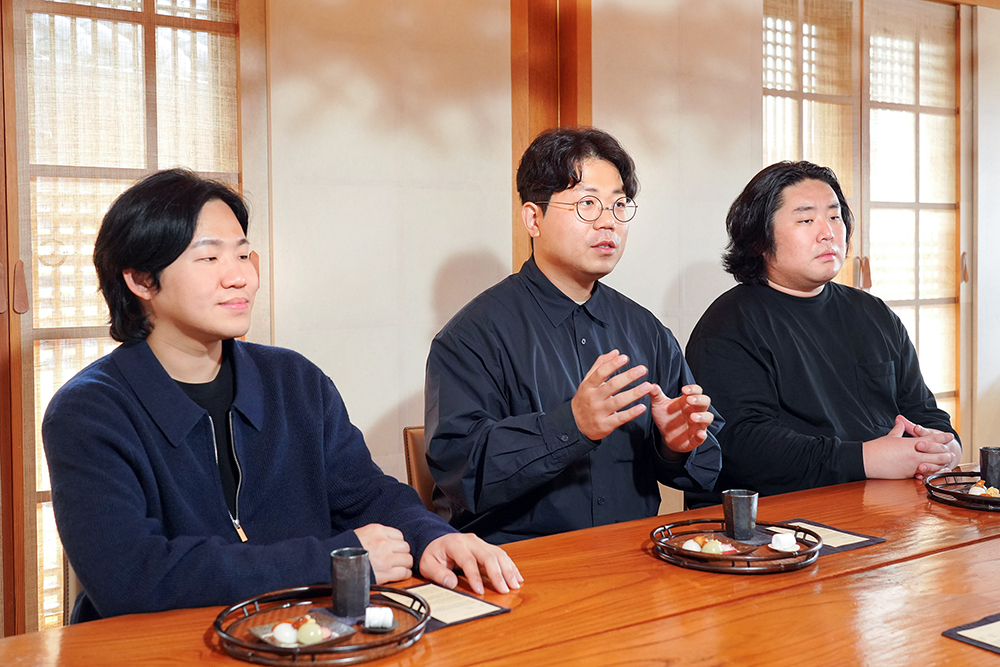 ▲(왼쪽부터) 슈퍼포지션 서선광 매니저, 김종민 그래픽 디자이너, 서정선 가구 디자이너 