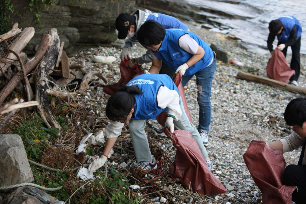 삼성중공업 임직원들이 지난 5일 경남 거제도 조선소 인근 해안에서 쓰레기 수거 봉사활동에 참여하고 있다.