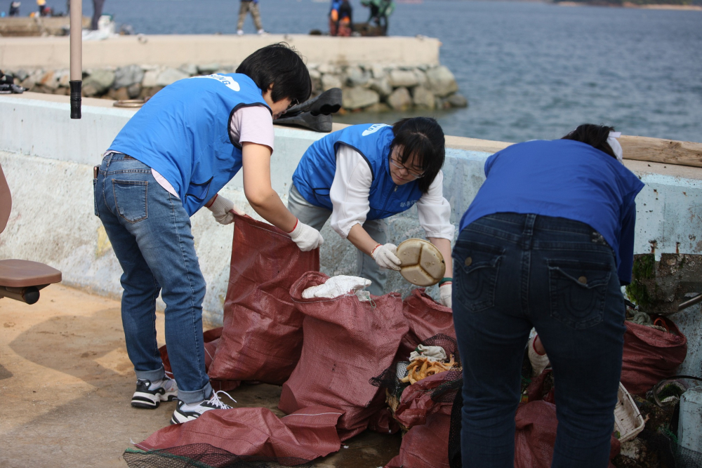 삼성중공업 임직원들이 쓰레기 수거 봉사활동에 참여하고 있는 모습