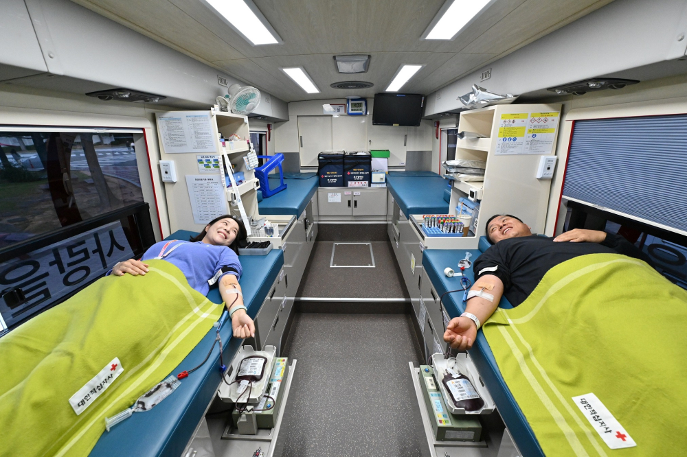 삼성전기 직원들이 지난 10월 31일 부산사업장에서 헌혈에 참여하고 있다.
