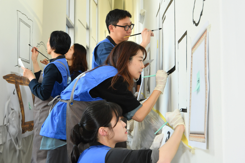 삼성물산 패션부문 임직원들이 지난 8일 서울 개포동 강남장애인복지관에서 벽화그리기 봉사활동을 펼치고 있다.
