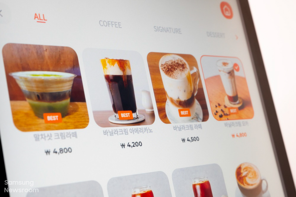 키오스크 화면에 표시된 다양한 커피 종류 이미지