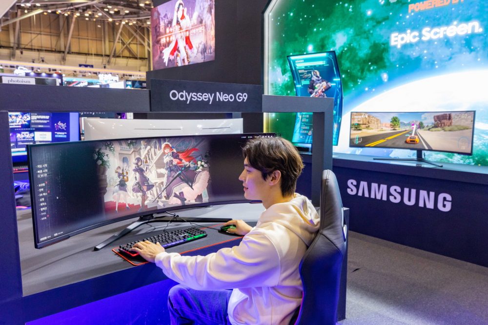 삼성전자의 모델이 지스타 2023에서 57형 오디세이 네오 제품을 체험하고, '엔드리스 던전' 게임을 플레이하고 있다.