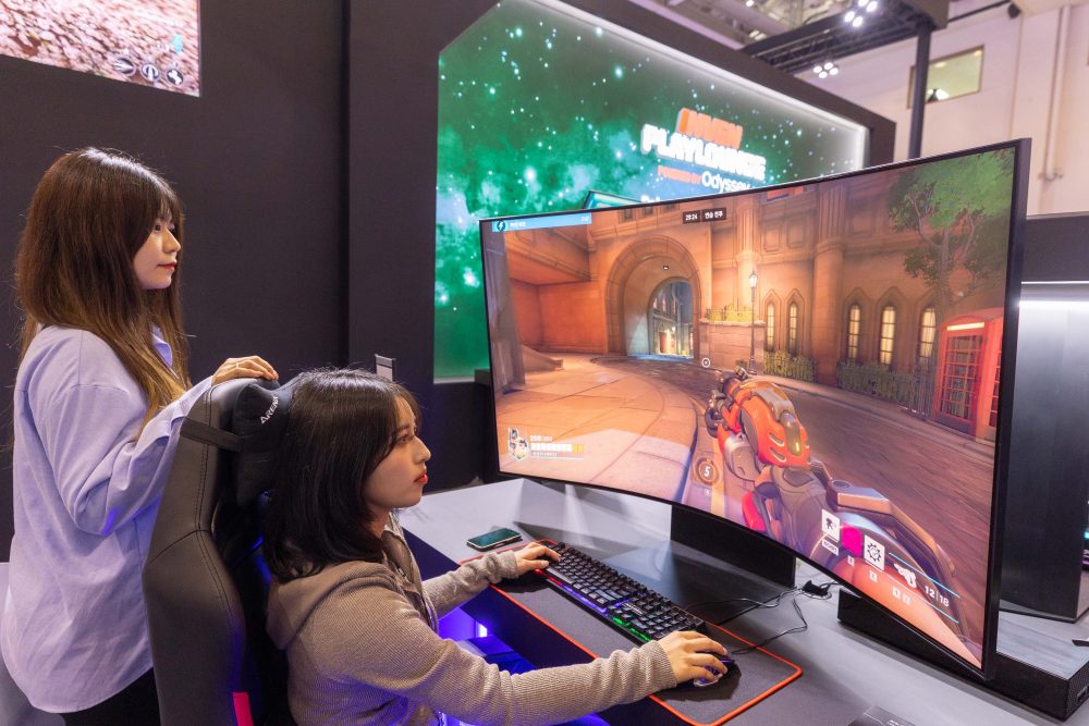 ‘지스타 2023’ 오디세이 체험존에서 오디세이 아크 2세대의 55인치 압도적인 초대형 스크린으로 ‘블리자드 엔터테인먼트(Blizzard Entertainment)’의 ‘오버워치 2(Overwatch 2)’를 체험하고 있는 모습