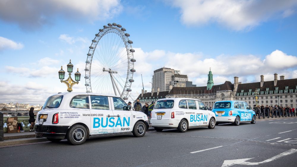 삼성전자가 영국 런던의 명물인 '블랙캡'을 '부산엑스포 택시'로 꾸미고 광고를 진행한다.
