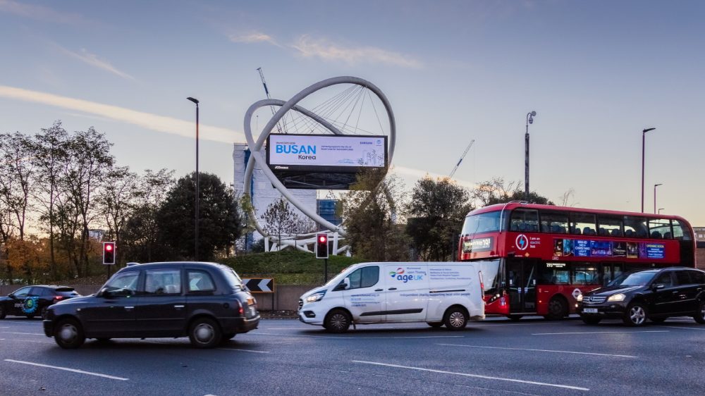 런던의 명소, 차량 이동이 많은 주요 도심에 부산엑스포 옥외광고가 설치된 모습