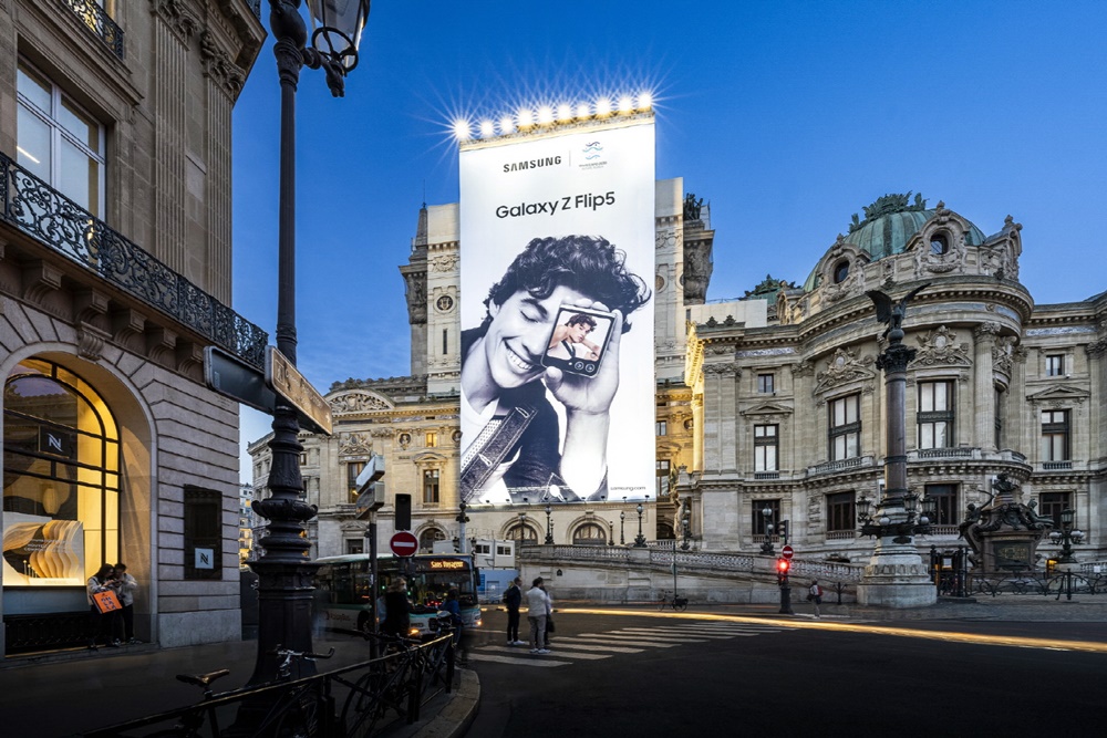 삼성전자가 파리의 명소 '오페라 가르니에'의 대형 옥외광고에 '갤럭시 Z 플립5' 이미지와 함께 부산엑스포 로고를 함께 선보였다.