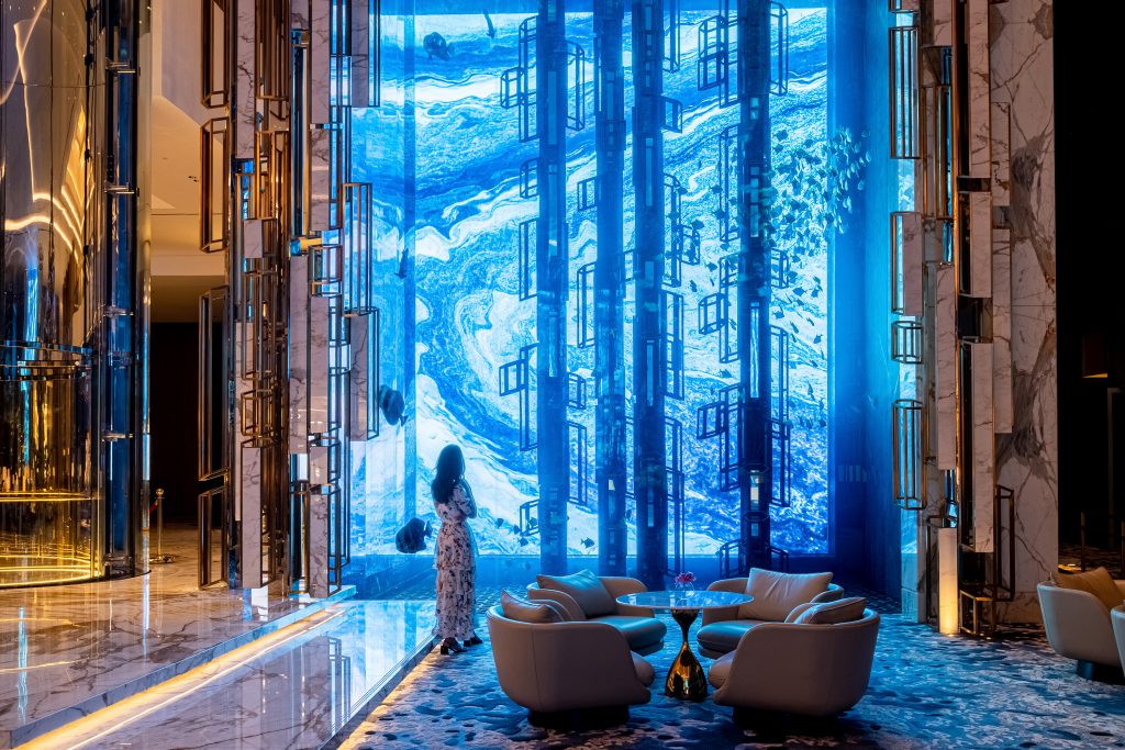 호텔 로비의 대형 수조와 벽면 사이에 설치한 삼성 LED 사이니지. 경이로운 광경으로 투숙객의 눈길을 사로잡는다