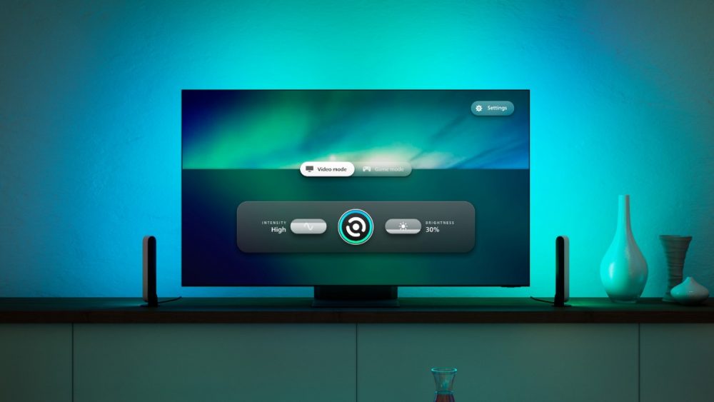 필립스 휴 싱크 TV 앱’을 사용하면 게임, 비디오 각 콘텐츠에 맞는 조명이 자동으로 설정된다.