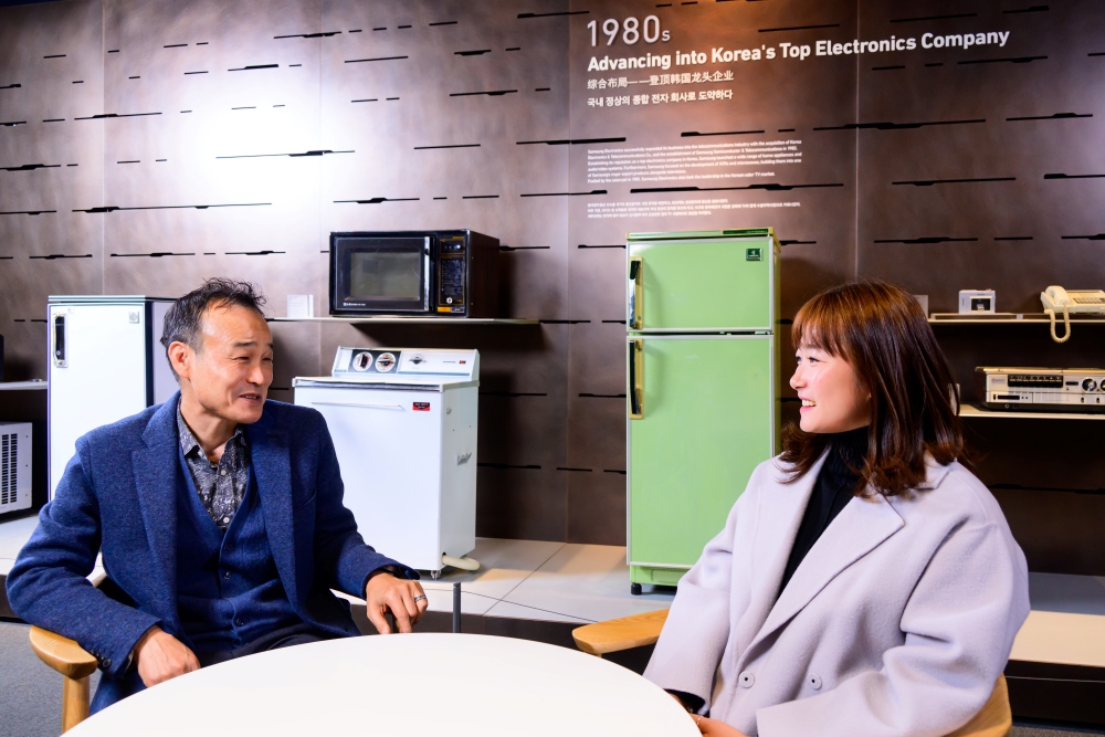 삼성전자 서 기술컨설턴트와 기증자 이숙희 씨가 과거와 현재의 냉장고에 대해 이야기를 나누고 있다.