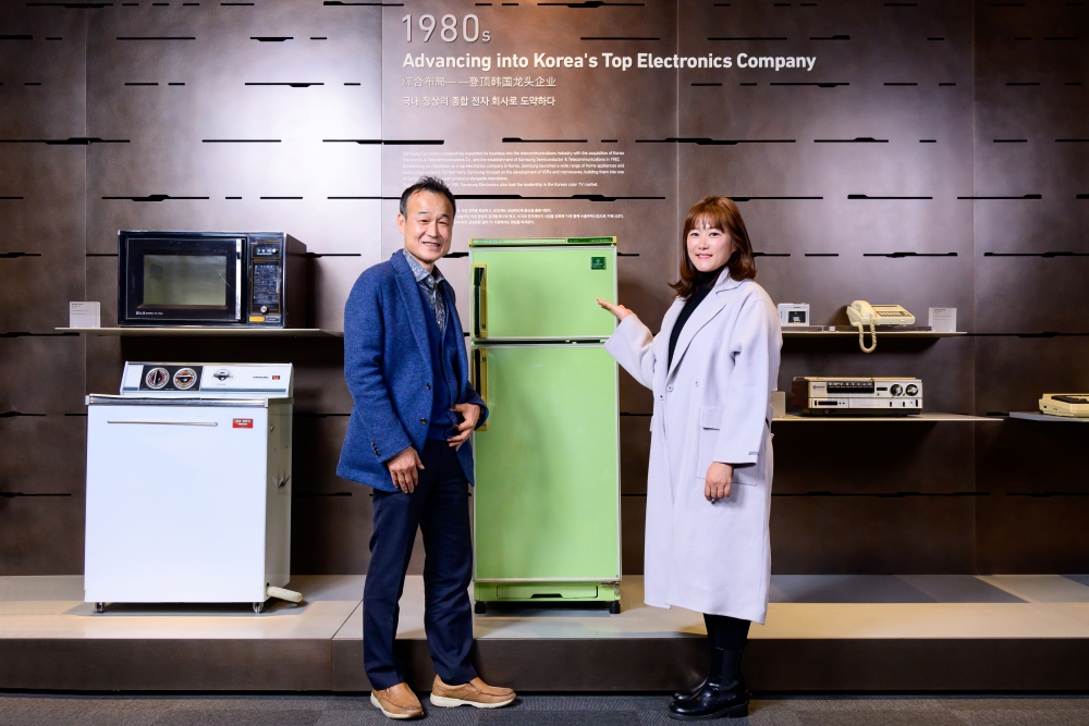 (왼쪽부터) 삼성전자 냉장고 개발을 담당하는 DA사업부 서국정 기술컨설턴트, 삼성이노베이션뮤지엄에 ‘다목적 5S 냉장고’를 기증한 이숙희 씨