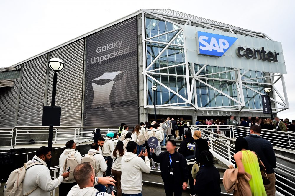미국 새너제이(San Jose) SAP 센터에서 열리는 갤럭시 언팩 2024 행사에 입장하기 위해 줄을 선 사람들
