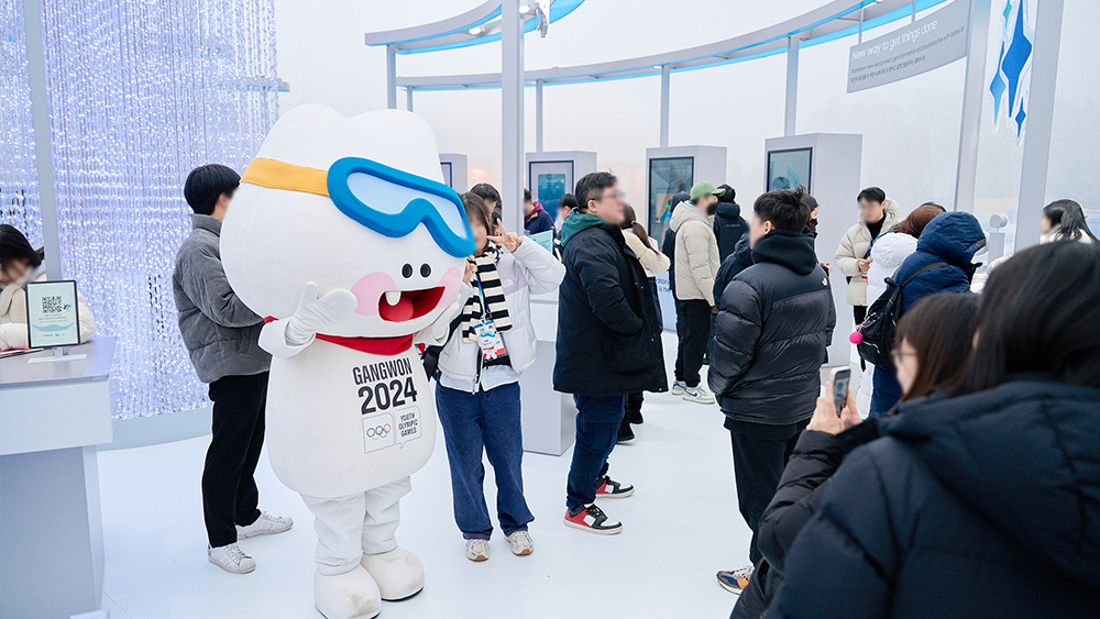 삼성 갤럭시 올림픽 체험관 방문객이 뭉초와 함께 사진을 촬영하는 모습