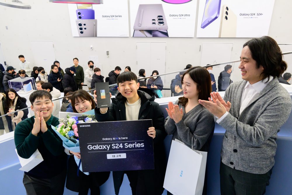 ‘갤럭시 S24 시리즈’의 픽업 1호 고객, 김세환 씨가 삼성전자 한국총괄 마케팅 Z Lab 직원들의 축하를 받고 있다.
