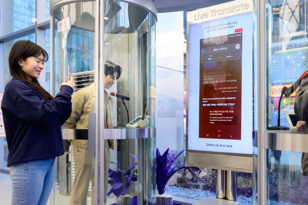 삼성 강남에서 ‘갤럭시 S24 시리즈’의 실시간 통역 기능을 체험해보는 사람들의 모습