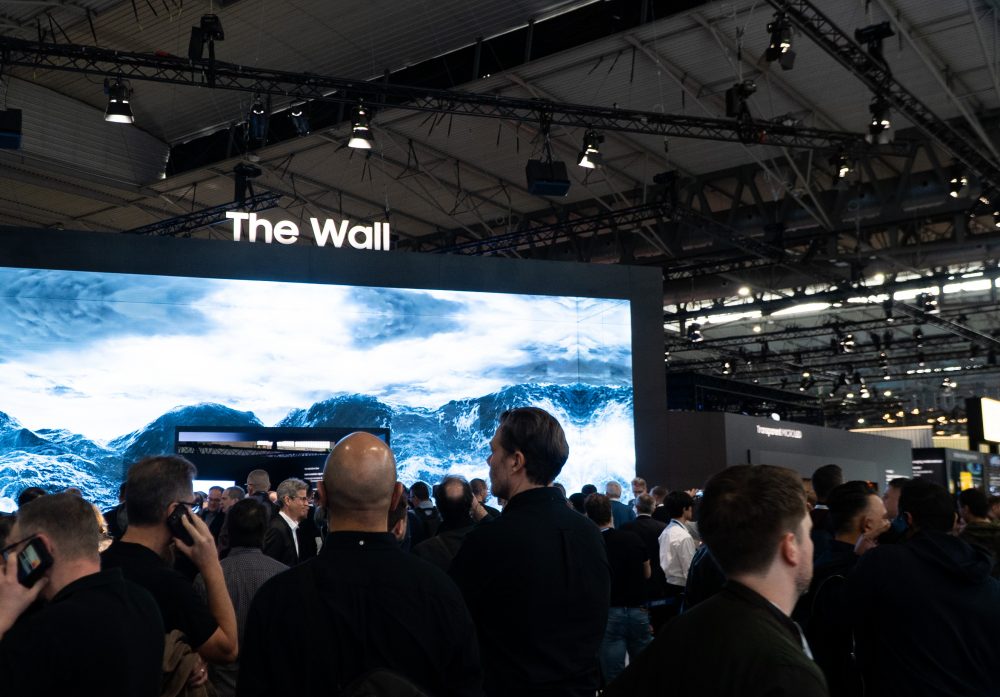 삼성전자 전시장를 찾은 관람객들이 입구에 설치된 '더 월(The Wall)'과 투명 마이크로 LED를 살펴보고 있는 모습