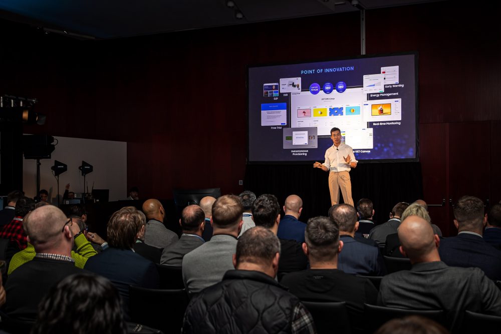 삼성전자 영상디스플레이사업부 이양우 부사장이 스페인 바르셀로나에서 '삼성 VXT' 글로벌 런칭 행사를 진행하고 있다.