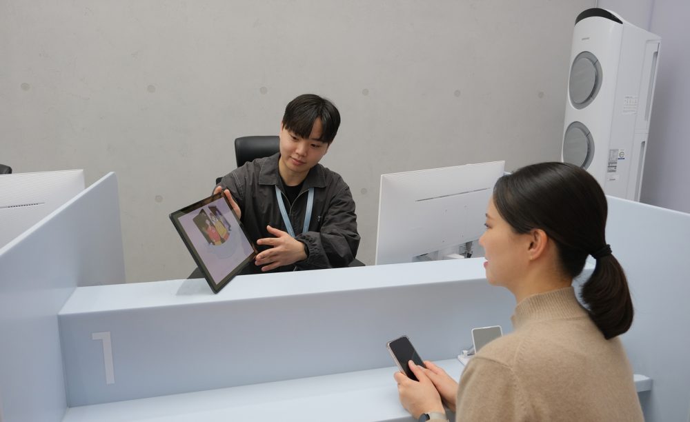 업계 최초 주말 케어 센터인 삼성강남 서비스센터 엔지니어가 고객을 응대하는 모습