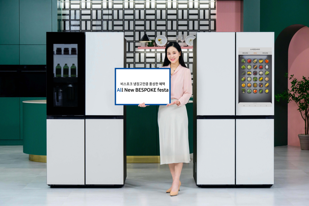 비스포크 냉장고 신제품을 삼성전자 모델이 소개하는 모습