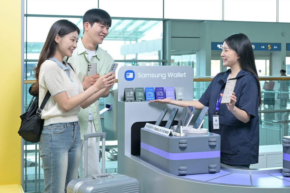인천공항 제2여객터미널 3층에 위치한 '갤럭시 스튜디오'에서 여행객이 새로워진 삼성월렛과 '갤럭시 AI'가 적용된 제품을 체험하고 있다.