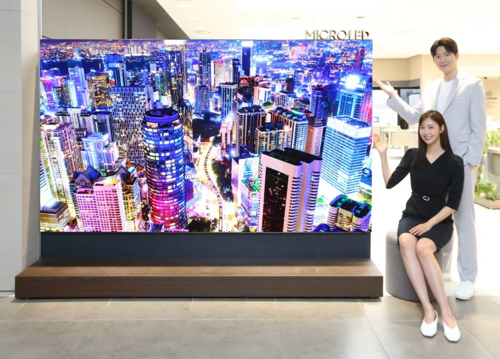 삼성전자 모델이 삼성스토어 현대 판교점에서 국내 최대 크기의 114형 마이크로 LED를 소개하고 있다.