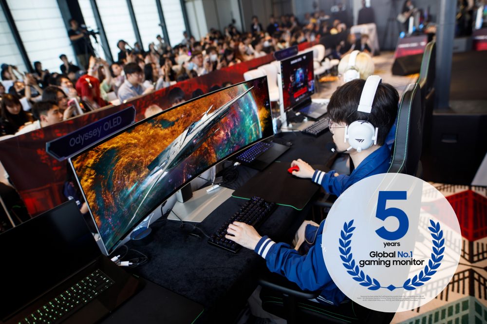 삼성전자와 파트너십을 맺은 프로게이머 페이커가 2024년 중국 청두에서 열린 '오디세이 체험행사'에서 OLED G9을 소개하고 있다.