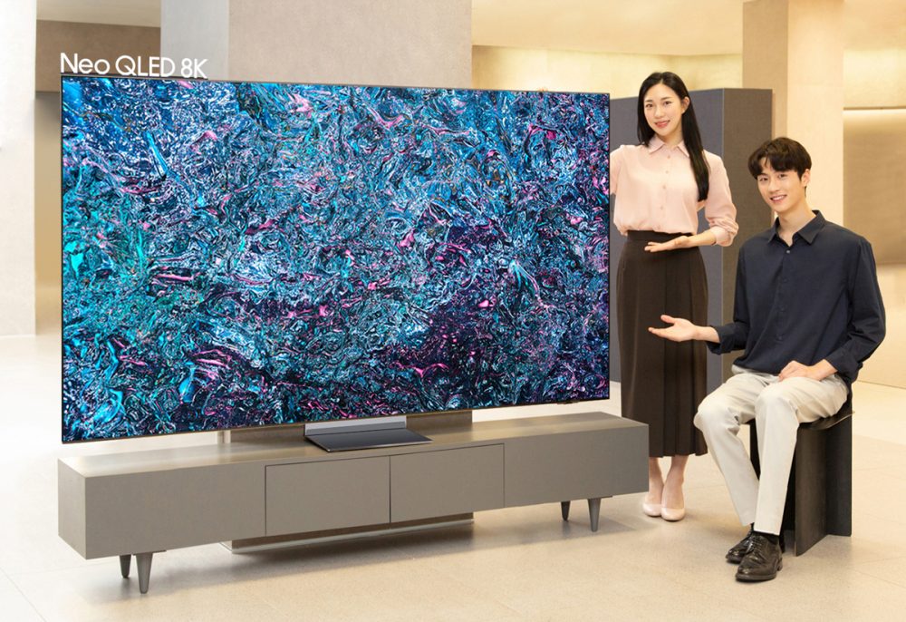 삼성전자 모델이 역대급 성능의 '3세대 AI 8K 프로세서'를 탑재한 2024년형 Neo QLED 8K TV 신제품을 소개하고 있다.