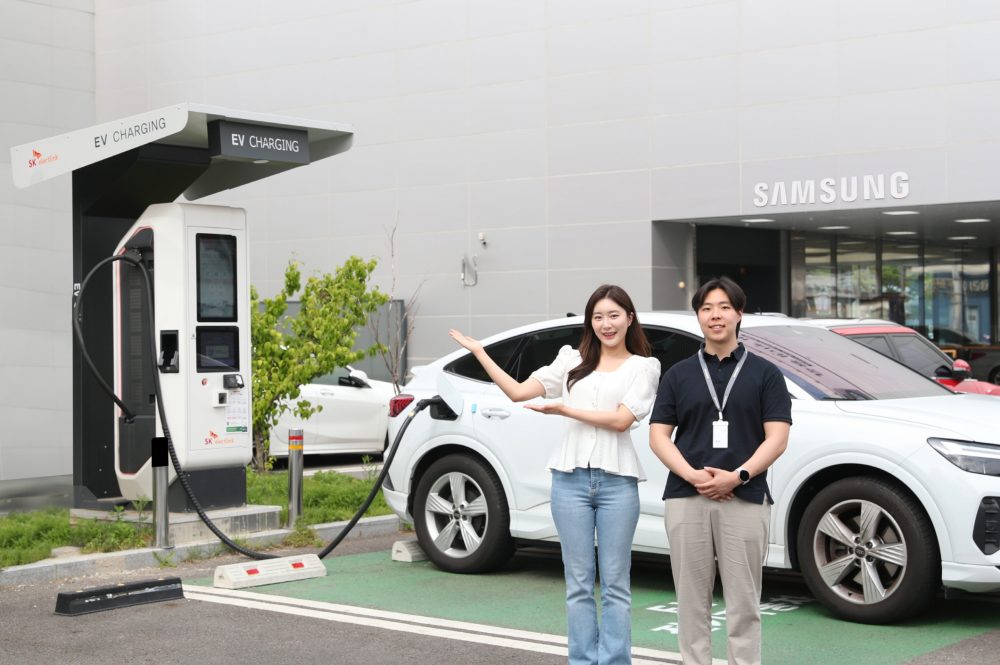 삼성스토어 모델이 삼성스토어 김포본에 설치된 전기차 충전소를 소개하고 있는 모습