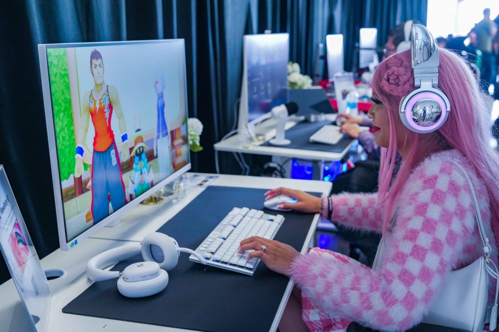 모니터 원런칭 행사에서 게임 크리에이터가 2024년형 모니터 신제품으로 인기 게임인 '킹덤 하츠'를 즐기고 있다.