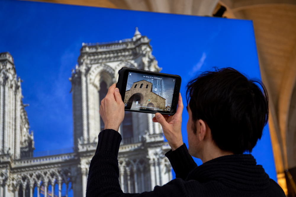 세계 주요 도시에서 개최되고 있는 '노트르담 드 파리: 증강 전시회'에서 삼성전자 '갤럭시 탭 액티브' 시리즈로 전시를 관람하고 있는 관람객 모습
