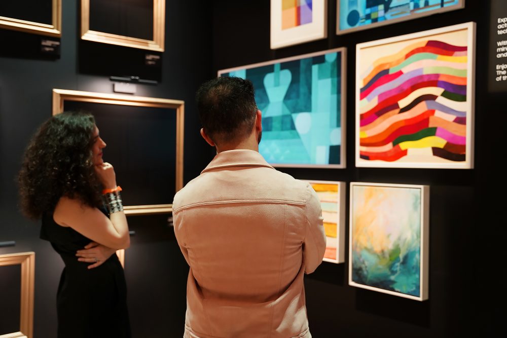 스위스 바젤에서 열리는 세계 최대 규모 예술 박람회 '아트 바젤 인 바젤 2024'에서 삼성전자 '더 프레임'을 살펴보고 있는 모습 