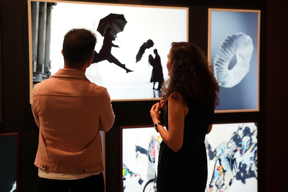 스위스 바젤에서 열리는 세계 최대 규모 예술 박람회 '아트 바젤 인 바젤 2024'에서 삼성전자 '더 프레임'을 살펴보고 있는 뒷모습