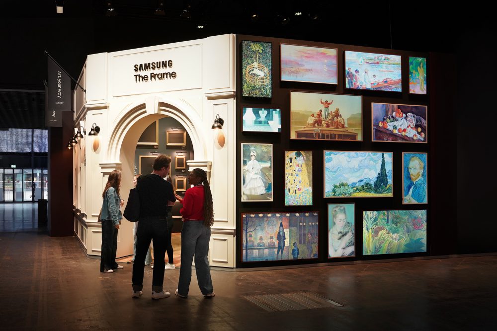 스위스 바젤에서 열리는 세계 최대 규모 예술 박람회 '아트 바젤 인 바젤 2024'에서 삼성전자 '더 프레임'을 살펴보고 있다.