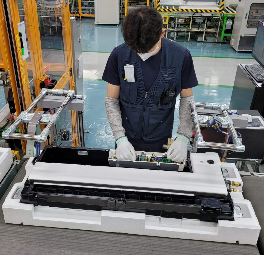 광주광역시 광산구 하남산단 6번로에 위치한 삼성전자 광주사업장에서 직원들이 '시스템 에어컨'을 생산하는 모습
