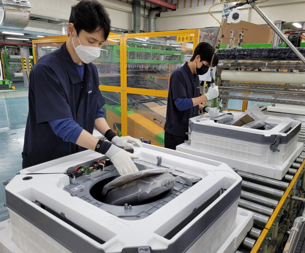 광주광역시 광산구 하남산단 6번로에 위치한 삼성전자 광주사업장에서 직원들이 '시스템 에어컨'을 생산하는 모습