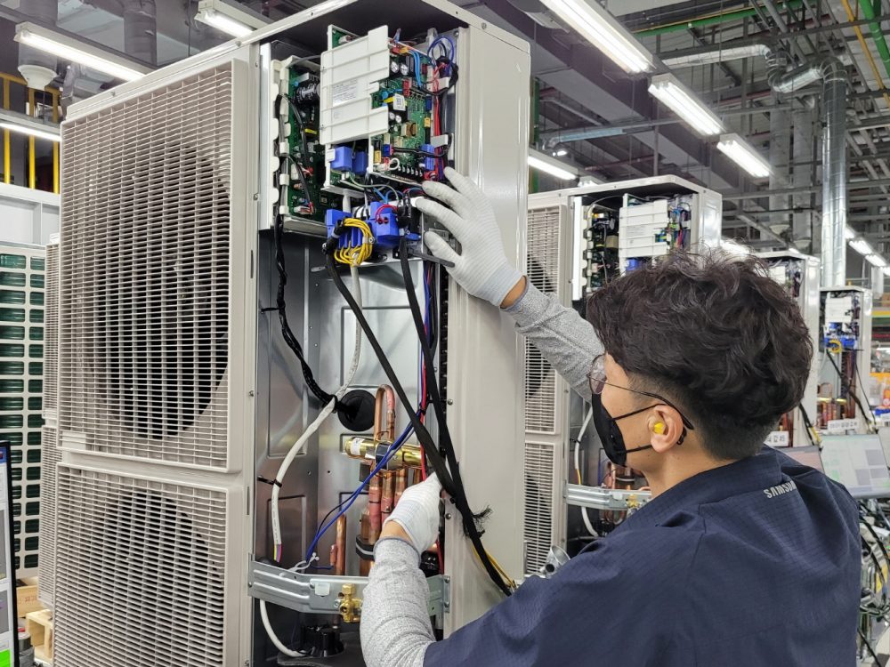 삼성전자 광주사업장에서 직원들이 '시스템 에어컨'을 생산하는 모습