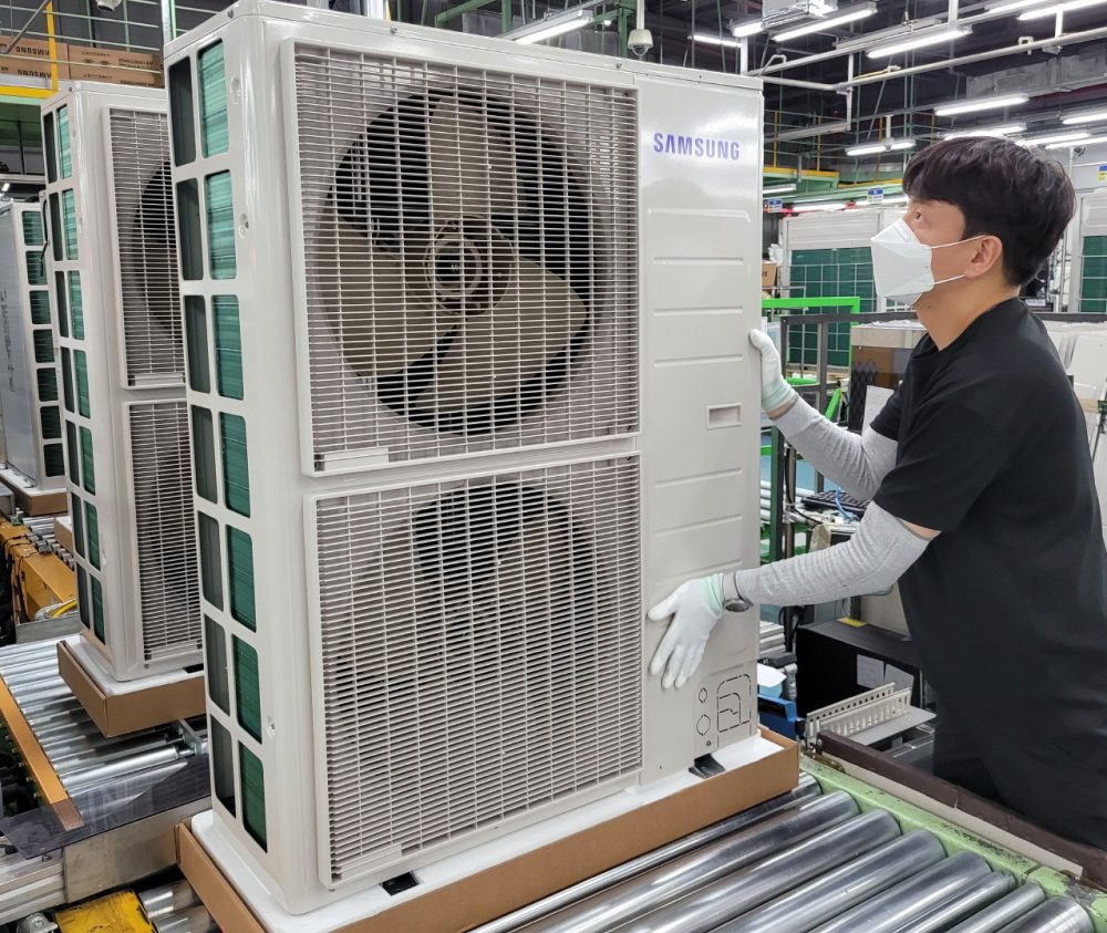 삼성전자 광주사업장에서 직원들이 '시스템 에어컨'을 생산하는 모습