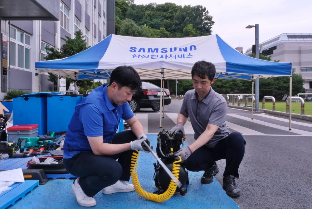 삼성전자 서비스 엔지니어들이 장마철을 대비해 '수해 복구 장비'를 사전 점검하는 모습