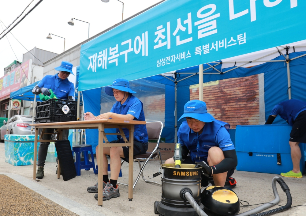 12일 삼성전자서비스가 충남 논산시 강경읍에 수해 복구 서비스 거점을 구축하고 가전제품을 점검하는 모습