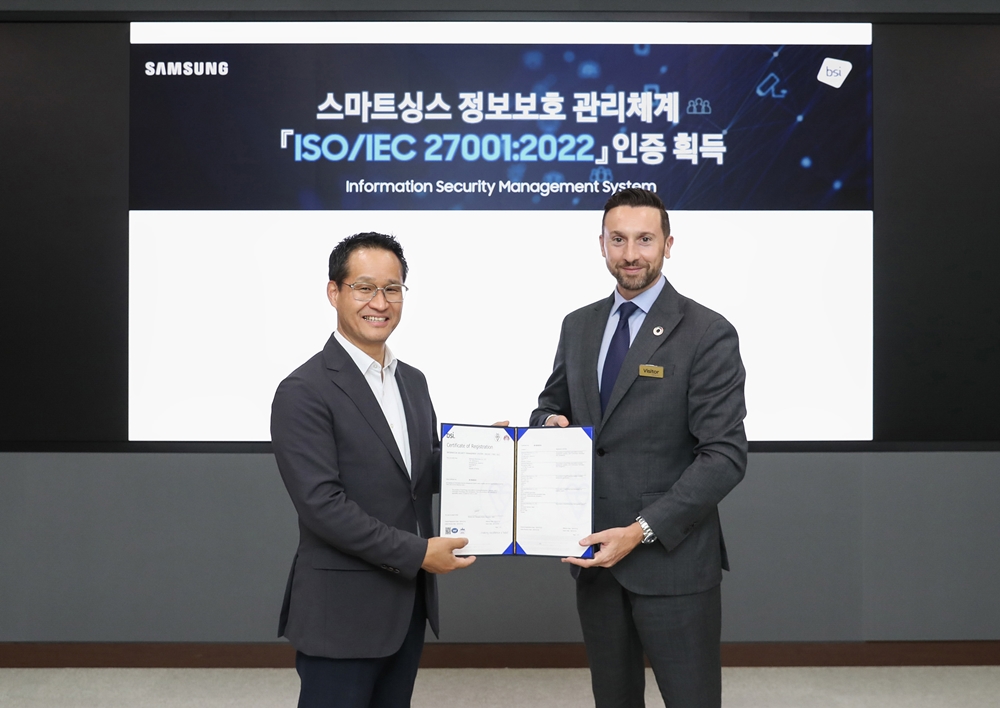 삼성전자 스마트싱스(SmartThings)가 '정보보호 관리체계'에 대한 국제표준 ISO/IEC 27001:2022 인증을 영국왕립표준협회(BSI)로부터 받았다. 삼성전자 디지털플랫폼센터장 최승범 부사장(왼쪽)과 영국왕립표준협회 해롤드 프라달(Harold Pradal) 인증 서비스 부문장(오른쪽)이 삼성전자 디지털시티에서 기념촬영을 하고 있다.